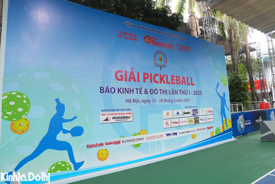 Cụm Li&ecirc;n hợp s&acirc;n pickleball Cầu Giấy c&oacute; quy m&ocirc; gồm 21 s&acirc;n c&oacute; m&aacute;i che, được thiết kế khang trang, sạch đẹp với kh&ocirc;ng gian rộng r&atilde;i v&agrave; tho&aacute;ng m&aacute;t.&nbsp;