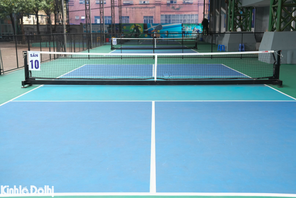 Cận cảnh mặt s&acirc;n thi đấu tại Giải &ldquo;Pickleball B&aacute;o Kinh tế &amp; Đ&ocirc; thị lần thứ I&ndash;2025&rdquo;.