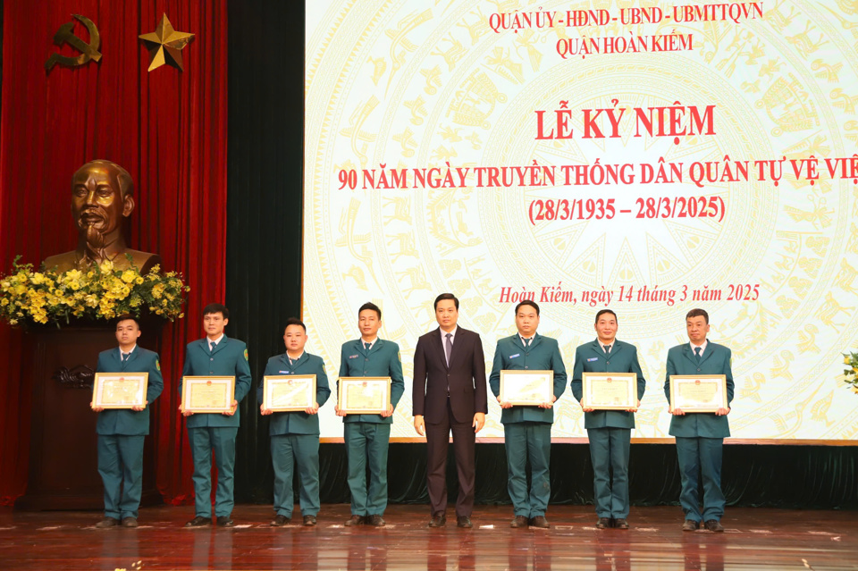 Ph&oacute; B&iacute; thư Thường trực Quận ủy Ho&agrave;n Kiếm Nguyễn Quốc Kh&aacute;nh trao bằng khen cho c&aacute;c tập thể đạt th&agrave;nh t&iacute;ch trong năm vừa qua