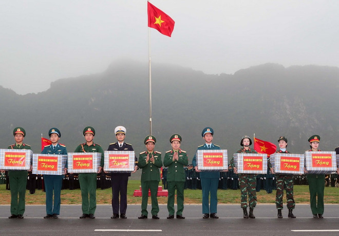 Thượng tướng Nguyễn Văn Nghĩa - Ph&oacute; Tổng Tham mưu trưởng Qu&acirc;n đội Nh&acirc;n d&acirc;n Việt Nam v&agrave; Trung tướng Đỗ Xu&acirc;n Tụng - Ph&oacute; Chủ nhiệm Tổng cục Ch&iacute;nh trị Qu&acirc;n đội Nh&acirc;n d&acirc;n Việt Nam tặng qu&agrave; c&aacute;c đơn vị tham gia hợp luyện. (Ảnh: Trọng Đức/TTXVN)