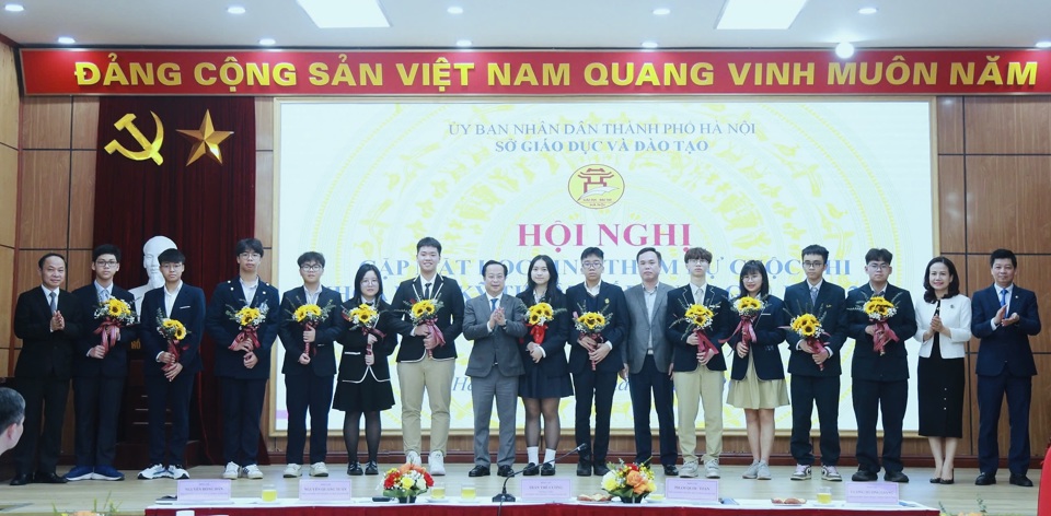 L&atilde;nh đạo Sở GD&amp;ĐT H&agrave; Nội ch&uacute;c mừng 12 học sinh H&agrave; Nội với 6 dự &aacute;n tham dự cuộc thi Khoa học kỹ thuật cấp quốc gia, năm học 2024 - 2025.