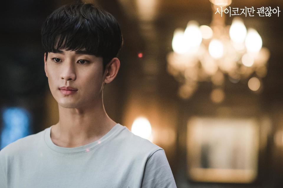 Kim Soo-hyun trong phim Đi&ecirc;n th&igrave; c&oacute; sao (It's Okay to Not Be Okay). Ảnh: Nh&agrave; sản xuất