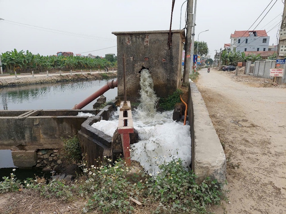 D&ugrave; biết l&agrave; &ocirc; nhiễm, nhưng người d&acirc;n ven s&ocirc;ng Đ&aacute;y thuộc huyện Chương Mỹ vẫn phải sử dụng nước con s&ocirc;ng n&agrave;y để phục vụ sản xuất n&ocirc;ng nghiệp