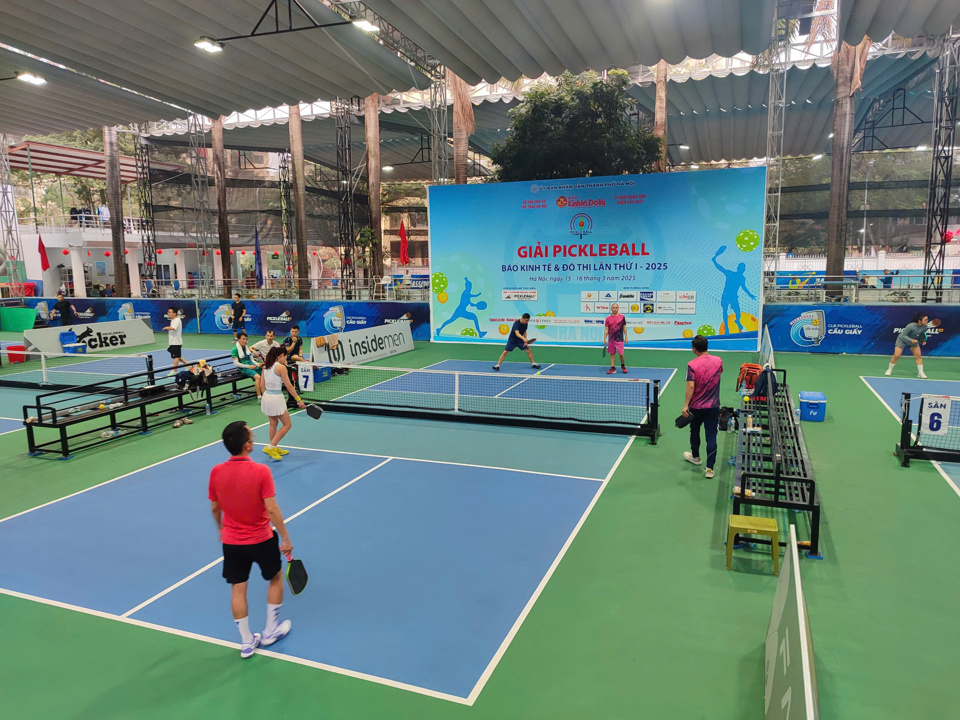 Giải &ldquo;Pickleball B&aacute;o Kinh tế v&agrave; Đ&ocirc; thị lần thứ I - 2025&rdquo; diễn ra trong hai ng&agrave;y, từ ng&agrave;y 15 - 16/3, tại Cụm Li&ecirc;n hợp s&acirc;n Pickleball thuộc Trung t&acirc;m Văn ho&aacute; - Th&ocirc;ng tin - Thể thao v&agrave; Du lịch quận Cầu Giấy.