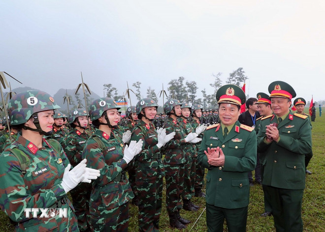 Trung tướng Đỗ Xu&acirc;n Tụng, Ph&oacute; Chủ nhiệm Tổng cục Ch&iacute;nh trị Qu&acirc;n đội Nh&acirc;n d&acirc;n Việt Nam động vi&ecirc;n, ch&uacute;c mừng c&aacute;c đơn vị tham gia hợp luyện. (Ảnh: Trọng Đức/TTXVN)