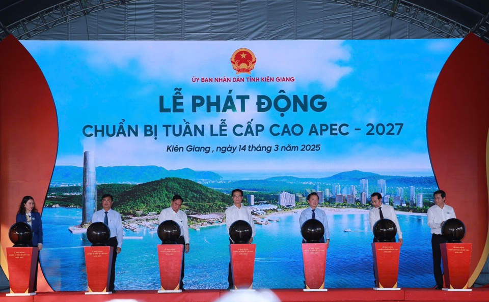 C&aacute;c đại biểu thực hiện nghi thức ph&aacute;t động chuẩn bị tuần lễ cấp cao APEC 2027 - Ảnh: VGP/Đ&igrave;nh Nam