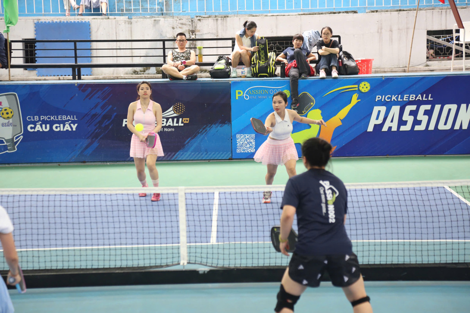 Giải Pickleball Báo Kinh tế & Đô thị lần thứ I – 2025: Lộ diện chung kết 2 đôi nữ phong trào dưới 35 tuổi - Ảnh 1