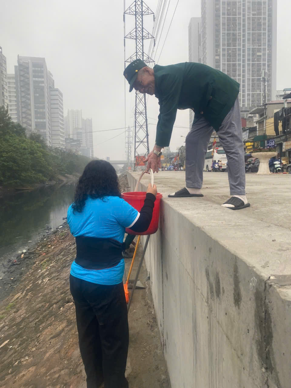 L&agrave;m sạch bờ s&ocirc;ng T&ocirc; Lịch.&nbsp;