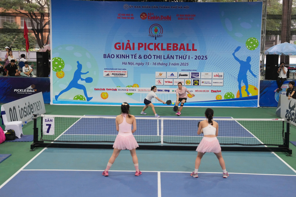 Nội dung đ&ocirc;i nữ phong tr&agrave;o dưới 35 tuổi của Giải Pickleball B&aacute;o Kinh tế &amp; Đ&ocirc; thị lần thứ I &ndash; 2025 l&agrave; m&agrave;n đọ sức giữa 2 cặp đ&ocirc;i V&acirc;n Nguyễn - Sea B&ugrave;i v&agrave; Thanh Nguyễn - H&agrave; M&egrave;o.