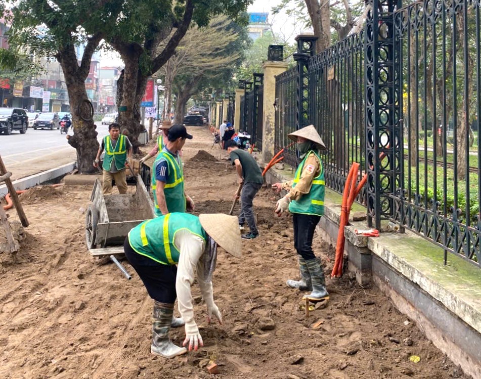 Dự &aacute;n bao gồm c&aacute;c hạng mục ch&iacute;nh: ph&aacute; bỏ lớp gạch block cũ v&agrave; thay bằng lớp đ&aacute; tự nhi&ecirc;n tr&ecirc;n vỉa h&egrave;, hạ tường r&agrave;o, l&agrave;m hệ thống điện chiếu s&aacute;ng, cải tạo hệ thống r&atilde;nh tho&aacute;t nước gi&aacute;p l&ograve;ng đường&hellip;