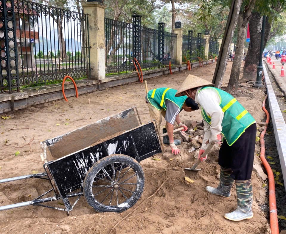 Đến trưa 15/3,&nbsp;sau hơn 2 ng&agrave;y - đ&ecirc;m thi c&ocirc;ng, c&aacute;c c&ocirc;ng nh&acirc;n đ&atilde; ho&agrave;n th&agrave;nh được 150m/985m đ&agrave;o bỏ h&egrave; cũ v&agrave; 30m/650m hạ r&agrave;o