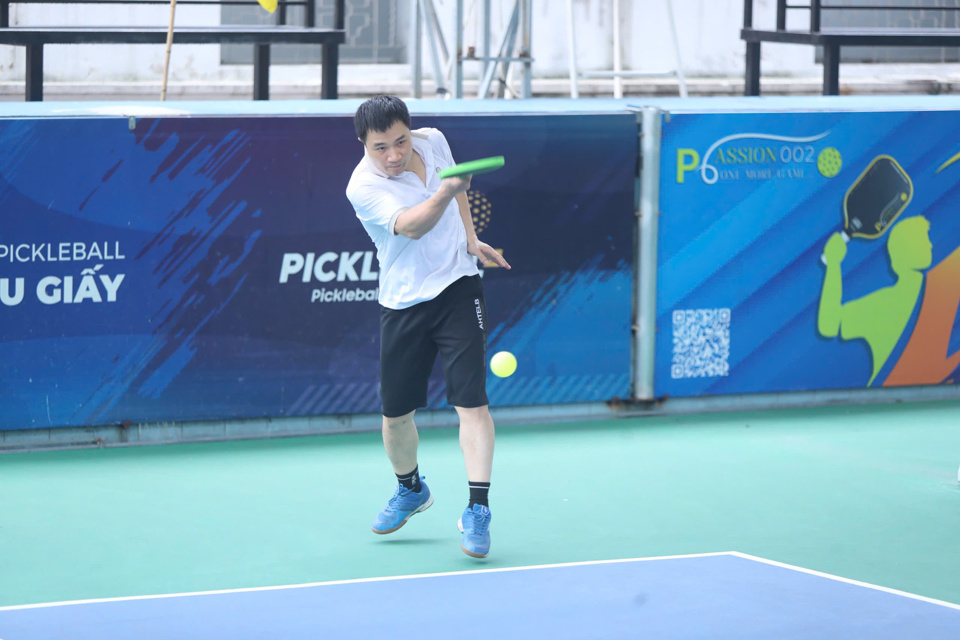 VĐV Nguyễn Hồng Hanh&nbsp;tham gia Giải Pickleball B&aacute;o Kinh tế &amp; Đ&ocirc; thị lần thứ I - 2025 ở nội dung Đ&ocirc;i Nam nữ phong tr&agrave;o tr&ecirc;n 35. Ảnh: Ngọc T&uacute;