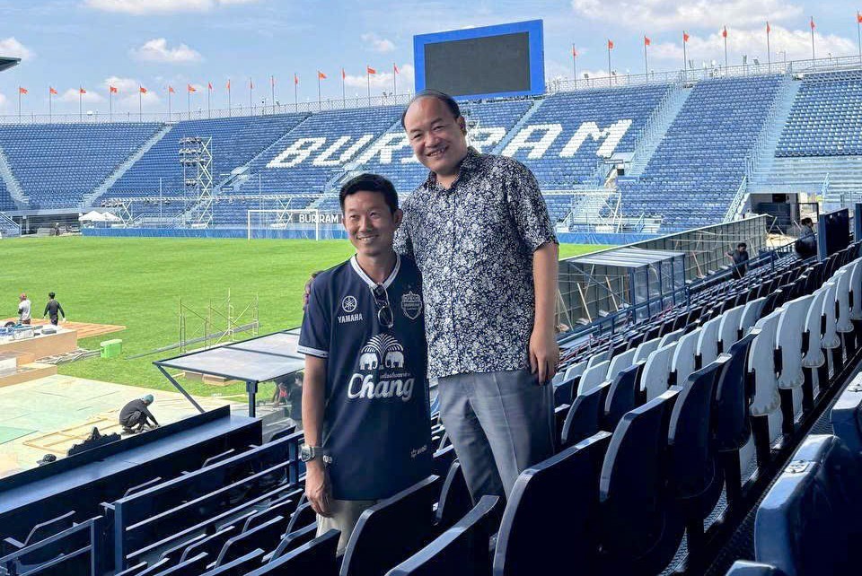 &Ocirc;ng Phạm Hương Sơn chụp h&igrave;nh lưu niệm tại s&acirc;n nh&agrave; CLB Buriram United.