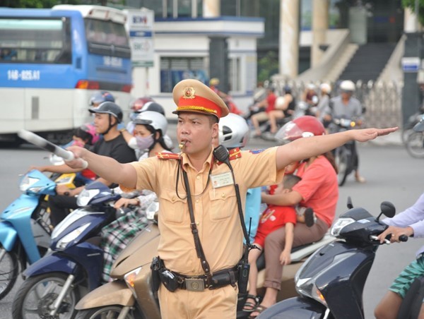 CSGT điều tiết, đảm bảo giao th&ocirc;ng tr&ecirc;n c&aacute;c tuyến đường Thủ đ&ocirc;.