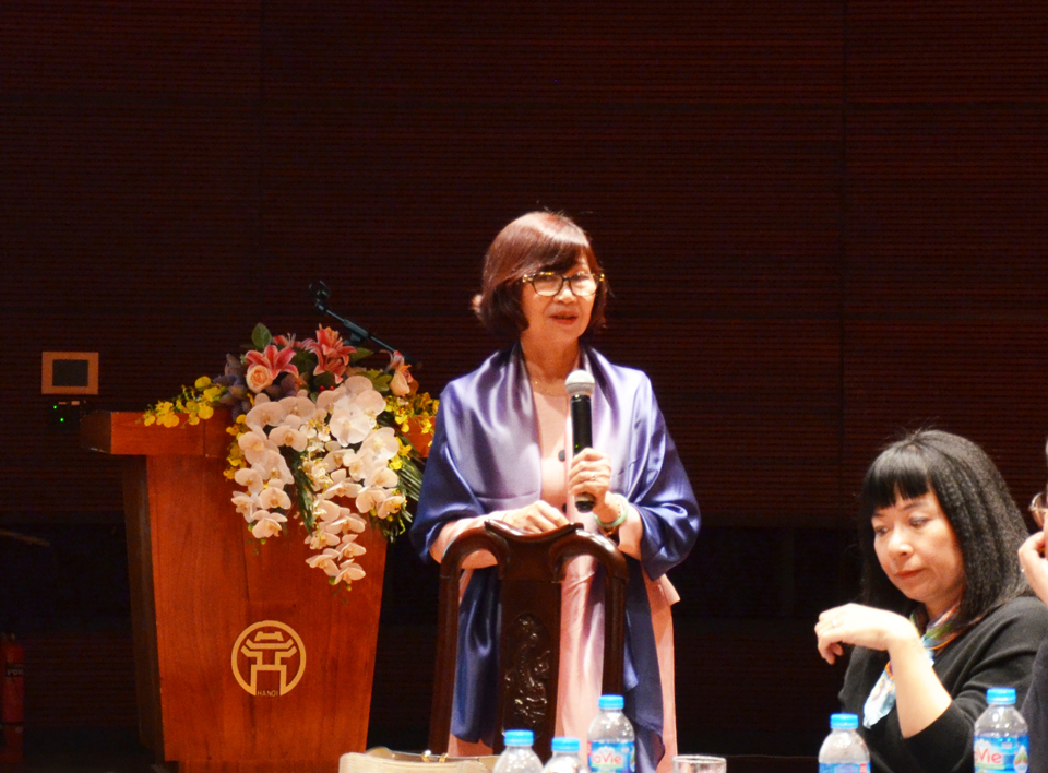 Dr. Le Thi Minh Ly Intercambio con los delegados en el programa.