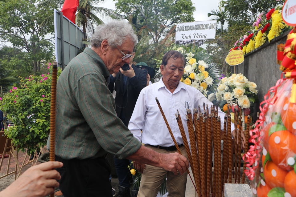 &Ocirc;ng Mike Boehm thắp hương tưởng niệm c&aacute;c nạn nh&acirc;n.