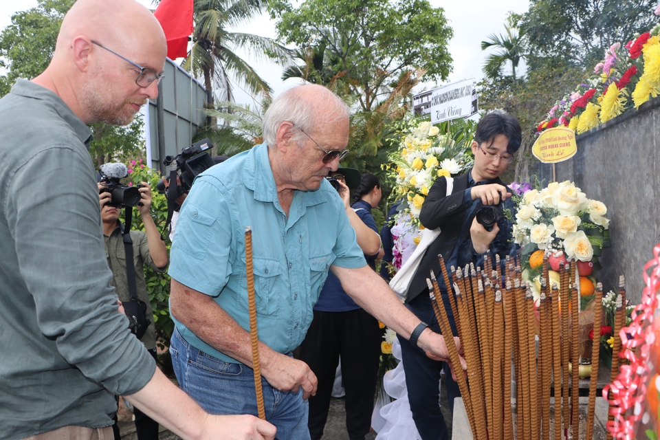 &Ocirc;ng Ronald L. Haeberle (&aacute;o xanh)- t&aacute;c giả của những bức ảnh về thảm s&aacute;t Sơn Mỹ- d&acirc;ng hương tại lễ tưởng niệm.