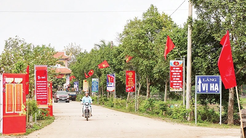 Tuyến đường n&ocirc;ng th&ocirc;n mới n&acirc;ng cao tại x&atilde; Trung Lương (huyện B&igrave;nh Lục) được đầu tư x&acirc;y dựng khang trang.&nbsp;Ảnh:&nbsp;Đ&agrave;o Phương