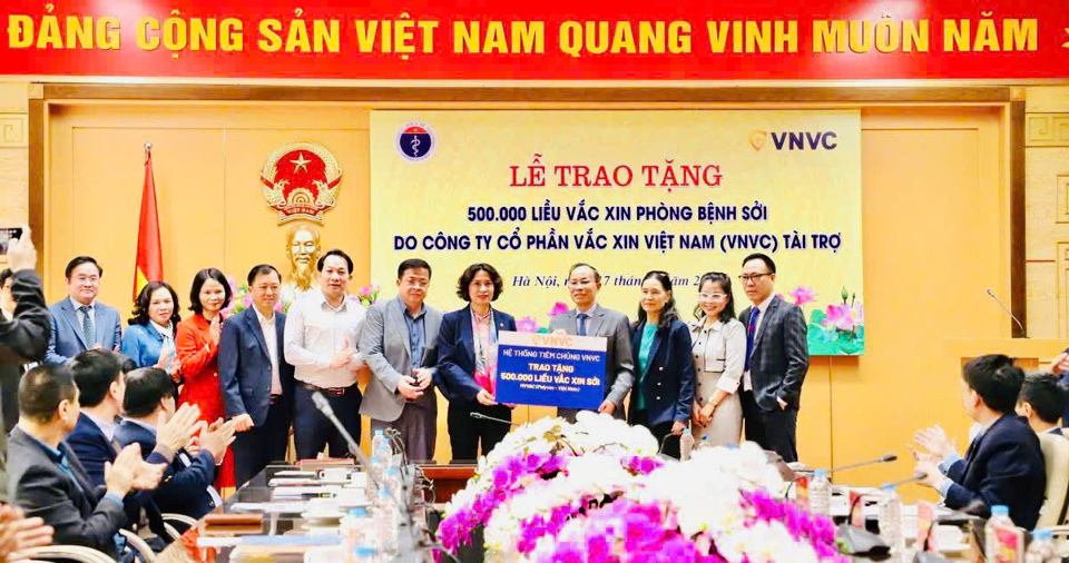 Bộ Y tế tiếp nhận&nbsp;500.000 liều vaccine ph&ograve;ng bệnh sởi do&nbsp;C&ocirc;ng ty Cổ phần vắc xin Việt Nam (VNVC)&nbsp; t&agrave;i trợ. Ảnh: Nguyễn Nhi&ecirc;n