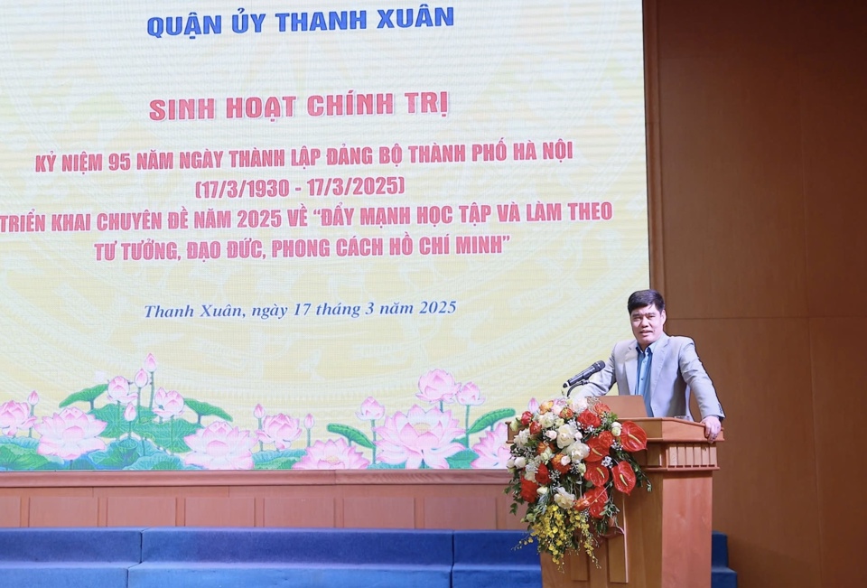 PGS.TS L&ecirc; Văn Cường - Ph&oacute; Viện trưởng Viện X&acirc;y dựng Đảng, Học viện Ch&iacute;nh trị Quốc gia Hồ Ch&iacute; Minh truyền đạt nội dung về lịch sử 95 năm x&acirc;y dựng v&agrave; ph&aacute;t triển của Đảng bộ TP H&agrave; Nội gắn với tư tưởng chỉ đạo của Đảng ta về kỷ nguy&ecirc;n mới - kỷ nguy&ecirc;n ph&aacute;t triển gi&agrave;u mạnh, thịnh vượng của d&acirc;n tộc