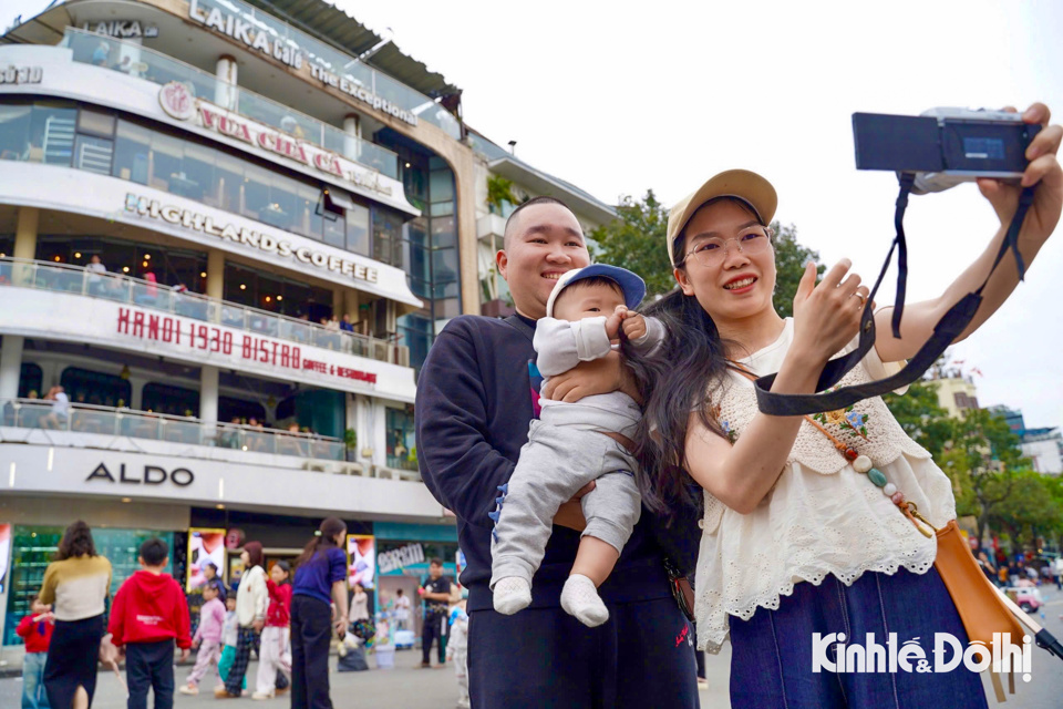 Nhiều gia đ&igrave;nh "check-in" với t&ograve;a nh&agrave; ''H&agrave;m c&aacute; mập'' khi bị ph&aacute; dỡ trước ng&agrave;y 30/4.