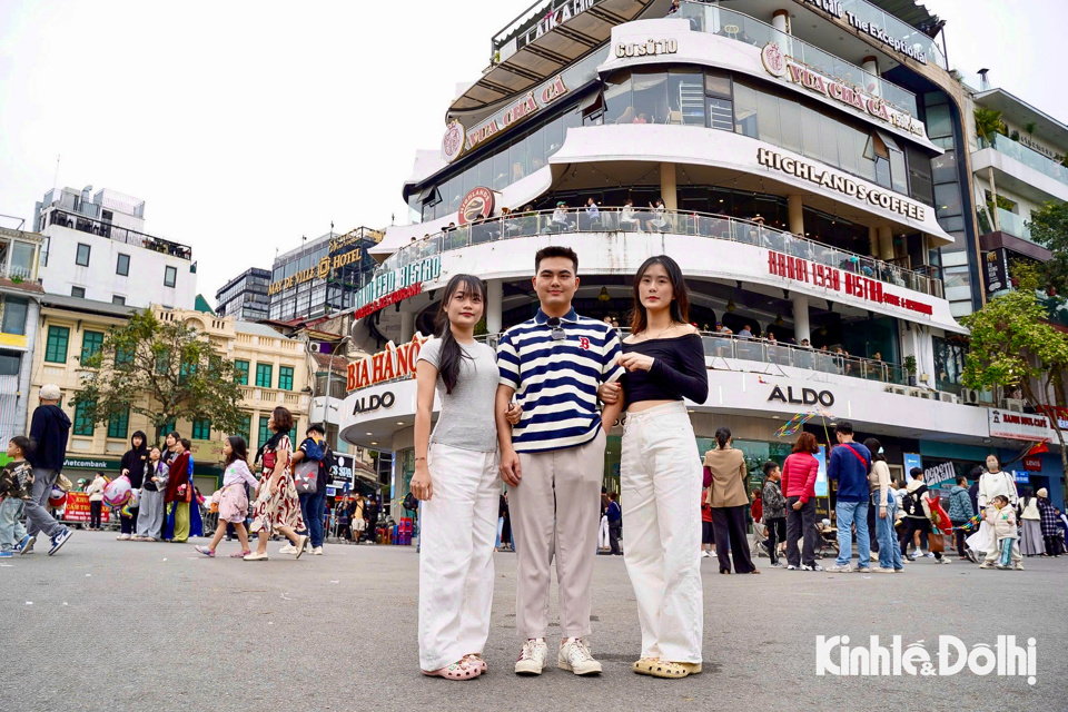 Đông đảo người dân check-in với tòa nhà ‘'Hàm cá mập'’ - Ảnh 4