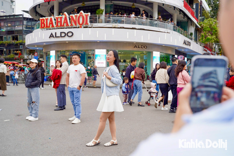 Nhiều bạn trẻ chụp ảnh lưu giữ khoảnh khắc trước khi t&ograve;a nh&agrave; bị ph&aacute; dỡ.