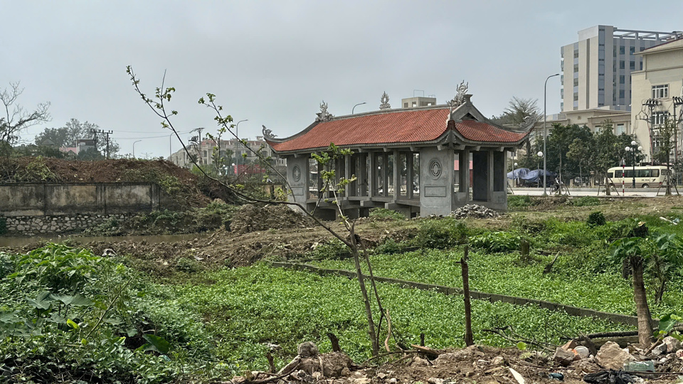 Sau 7 năm bắt đầu thi c&ocirc;ng , đến nay Dự &aacute;n Vườn hoa Nguyễn Du tại thị trấn Thường T&iacute;n nhiều hạng mục vẫn c&ograve;n dang dở