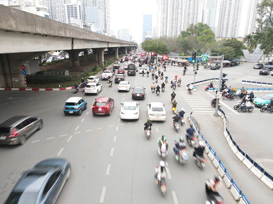 Đơn vị quản l&yacute; tiến h&agrave;nh điều chỉnh đ&egrave;n t&iacute;n hiệu, vạch kẻ đường để c&aacute;c phương tiện di chuyển tr&ecirc;n đường Khuất Duy Tiến rẽ tr&aacute;i đi Tố Hữu v&agrave; di chuyển tr&ecirc;n đường Khuất Duy Tiến rẽ tr&aacute;i đi L&ecirc; Văn Lương.