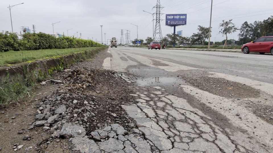 C&aacute;ch n&uacute;t giao Quốc lộ 1A khoảng 300m, mặt đường quốc lộ 7C phần l&agrave;n hướng Đ&ocirc; Lương - Nghi Lộc mặt đường hằn l&uacute;n, rạn, hư hỏng.&nbsp;