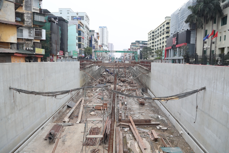 Đại diện đơn vị thi c&ocirc;ng cho biết, trong thời gian tới sẽ ho&agrave;n th&agrave;nh c&aacute;c đốt hầm hở tr&ecirc;n đường Kim Đồng, đắp ho&agrave;n trả đường hai b&ecirc;n hầm đến hết lớp thảm b&ecirc; t&ocirc;ng nhựa trước ng&agrave;y 30/4/2025; ho&agrave;n thiện c&aacute;c đốt hầm k&iacute;n; tường chắn, gờ chắn ph&iacute;a Đầm Hồng; hạng mục tuyến v&agrave; c&ocirc;ng tr&igrave;nh tr&ecirc;n tuyến (thảm b&ecirc; t&ocirc;ng nhựa, vỉa h&egrave;, c&acirc;y xanh, chiếu s&aacute;ng, cấp, tho&aacute;t nước, tổ chức giao th&ocirc;ng&hellip;) trước ng&agrave;y 31/8/2025; ho&agrave;n th&agrave;nh hạng mục trạm bơm trước ng&agrave;y 31/10/2025. Phấn đấu ho&agrave;n th&agrave;nh dự &aacute;n trong năm 2025.