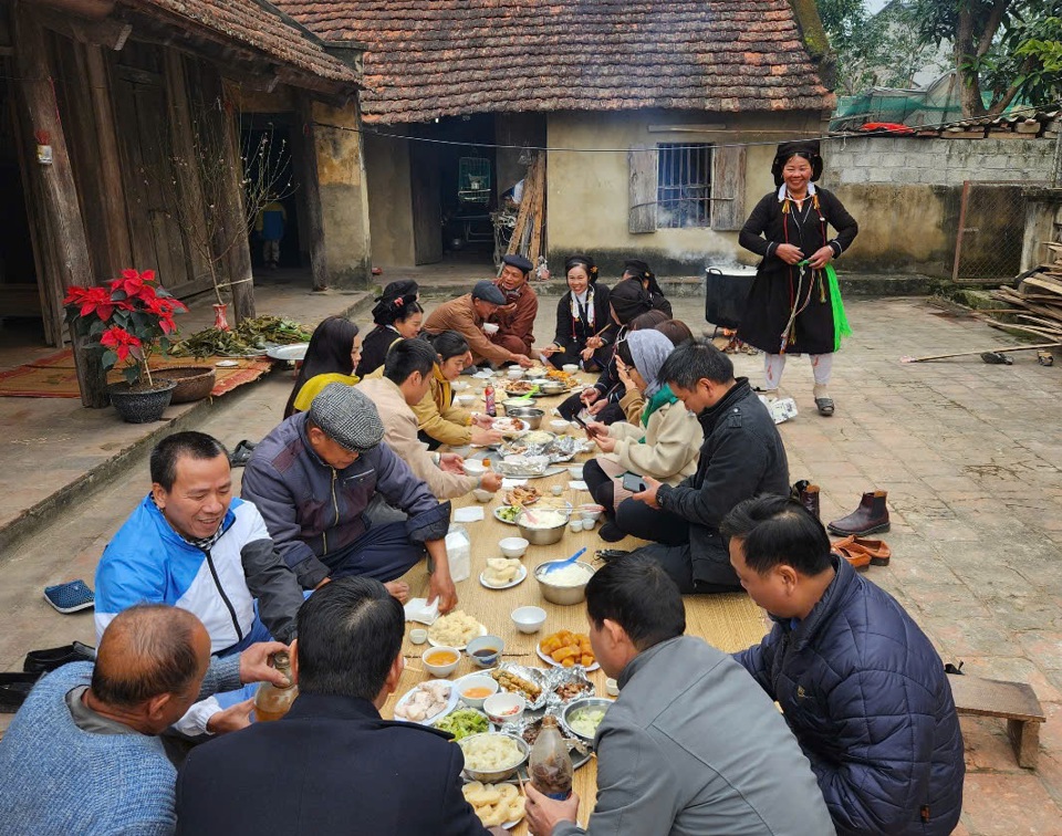 Tết Thanh minh là dịp người Sán Dìu tưởng nhớ công ơn tiên tổ, thắt chặt tình cảm gia đình. Ảnh: Lương Giang. 