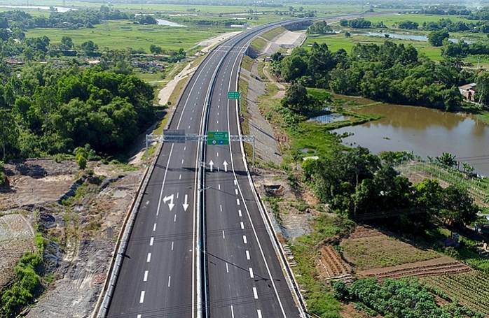 Đường bộ cao tốc đoạn V&acirc;n Phong - Nha Trang c&oacute; tổng chiều d&agrave;i hơn 83km.