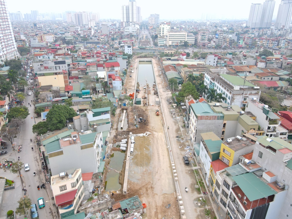 Đoạn hầm ph&iacute;a Kim Đồng đ&atilde; cơ bản ho&agrave;n th&agrave;nh, c&ocirc;ng nh&acirc;n đang thi c&ocirc;ng c&aacute;c hạng mục phụ trợ. Căng nhất tại dự &aacute;n n&agrave;y l&agrave; việc thi c&ocirc;ng 3 đốt hầm (d&agrave;i 54m) qua hệ thống đường sắt ph&iacute;a Định C&ocirc;ng, Ho&agrave;ng Mai.