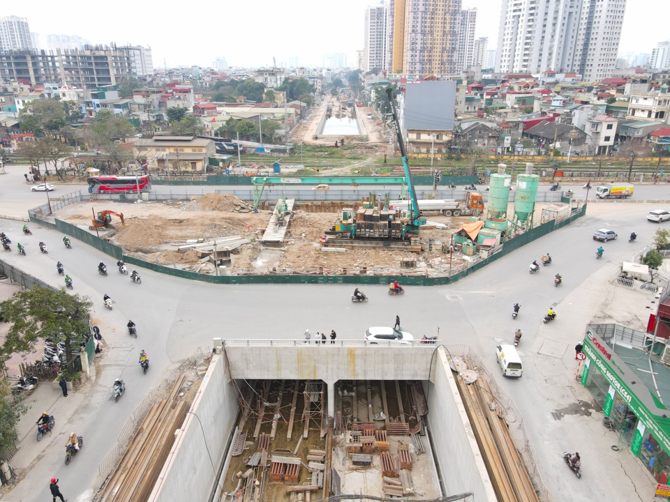 Những ng&agrave;y n&agrave;y, tại c&ocirc;ng trường thi c&ocirc;ng Dự &aacute;n hầm chui Kim Đồng- Giải Ph&oacute;ng, c&ocirc;ng nh&acirc;n thi c&ocirc;ng trải d&agrave;i tr&ecirc;n to&agrave;n bộ dự &aacute;n.