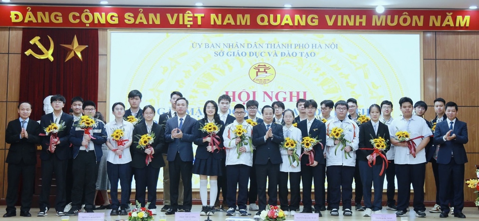 L&atilde;nh đạo Sở GD&amp;ĐT H&agrave; Nội ch&uacute;c mừng 24 học sinh xuất sắc.