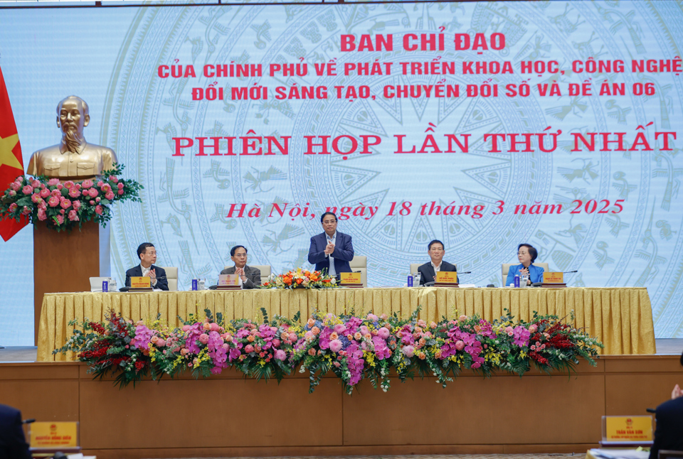 Thủ tướng Ch&iacute;nh phủ Phạm Minh Ch&iacute;nh chủ tr&igrave; Phi&ecirc;n họp lần thứ nhất của Ban Chỉ đạo của Ch&iacute;nh phủ về ph&aacute;t triển khoa học, c&ocirc;ng nghệ, đổi mới s&aacute;ng tạo, chuyển đổi số v&agrave; Đề &aacute;n 06 - Ảnh: VGP/Nhật Bắc