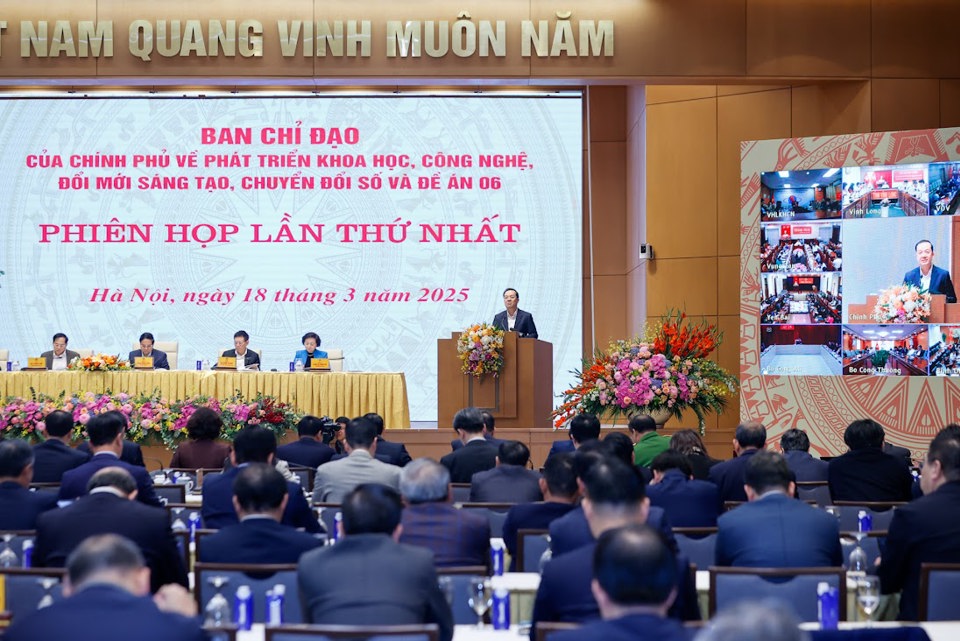 Thứ trưởng Bộ Khoa học v&agrave; C&ocirc;ng nghệ Phạm Đức Long c&ocirc;ng bố Quyết định của Thủ tướng Ch&iacute;nh phủ về việc th&agrave;nh lập Ban Chỉ đạo của Ch&iacute;nh phủ về ph&aacute;t triển khoa học, c&ocirc;ng nghệ, đổi mới s&aacute;ng tạo, chuyển đổi số v&agrave; Đề &aacute;n 06 - Ảnh: VGP/Nhật Bắc