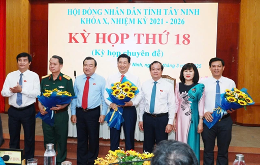 Ph&oacute; B&iacute; thư Thường trực Tỉnh ủy Phạm H&ugrave;ng Th&aacute;i, Quyền Chủ tịch UBND tỉnh T&acirc;y Ninh Nguyễn Hồng Thanh v&agrave; Thường trực HĐND tỉnh tặng hoa ch&uacute;c mừng &ocirc;ng Nguyễn Mạnh H&ugrave;ng v&agrave; c&aacute;c đồng ch&iacute; được bầu bổ sung Ủy vi&ecirc;n UBND tỉnh T&acirc;y Ninh nhiệm kỳ 2021-2026. Ảnh: T.N