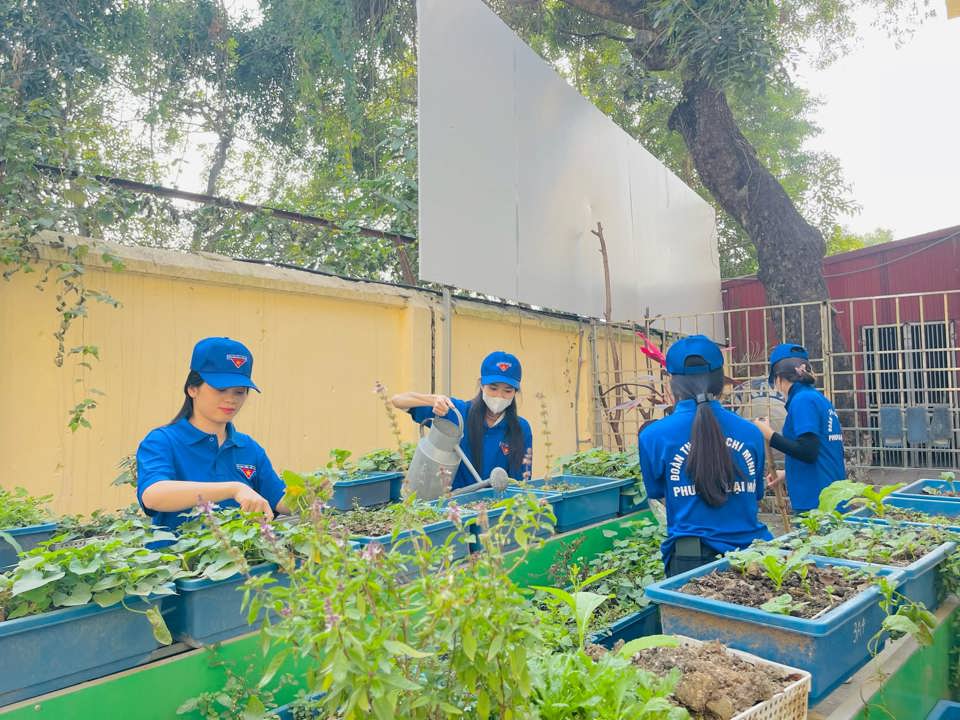 Đo&agrave;n Thanh ni&ecirc;n phường Đại Mỗ, quận Nam Từ Li&ecirc;m, TP H&agrave; Nội ra qu&acirc;n tổng vệ sinh m&ocirc;i trường trong Th&aacute;ng Thanh ni&ecirc;n năm 2025 (Ảnh: Đo&agrave;n phường Đại Mỗ)