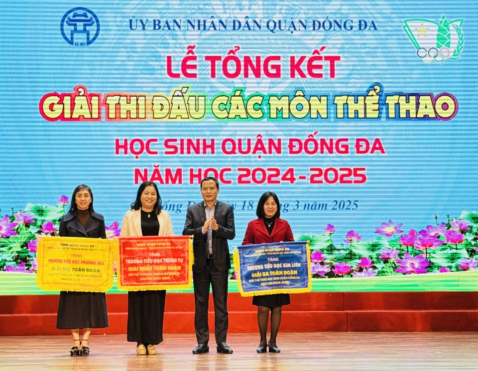 Ph&oacute; Chủ tịch UBND quận Đống Đa Nguyễn Thanh T&ugrave;ng trao Cờ cho c&aacute;c trường khối tiểu học đạt th&agrave;nh t&iacute;ch.