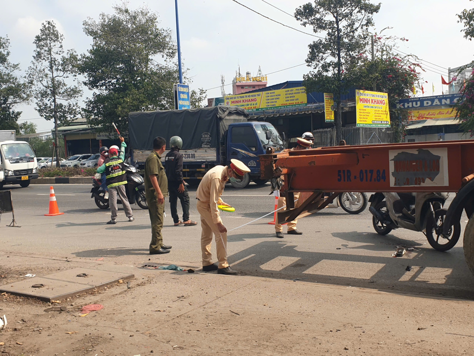 Lực lượng chức năng kh&aacute;m nghiệm hiện trường vụ tai nạn giao th&ocirc;ng tại B&igrave;nh Dương