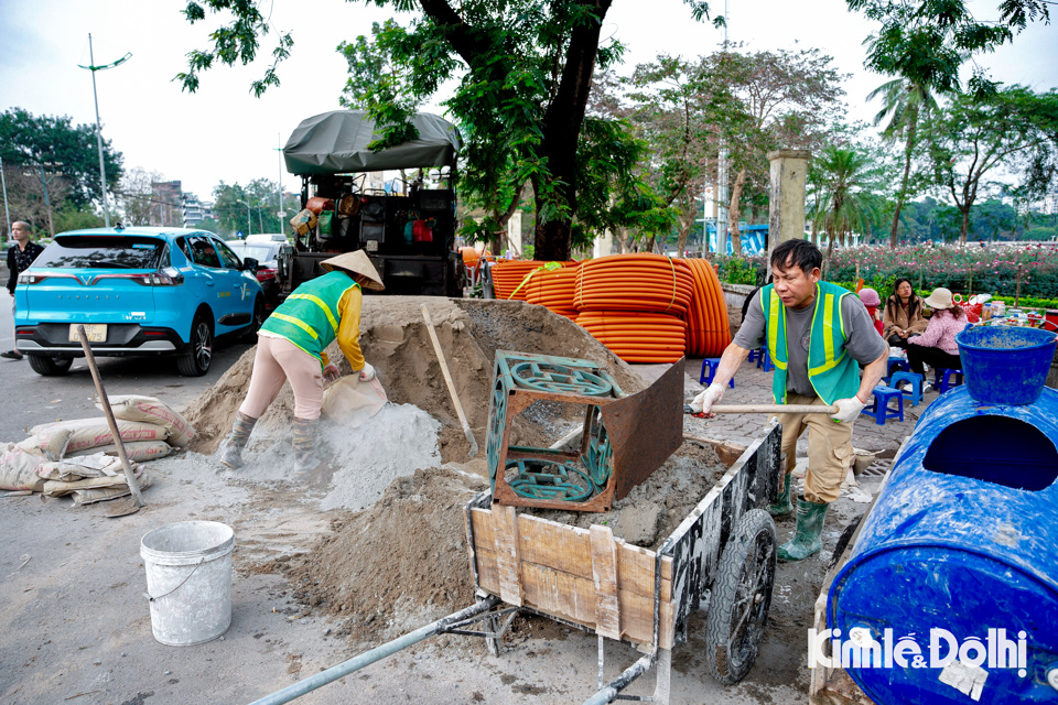 Nhiều c&ocirc;ng nh&acirc;n đang gấp r&uacute;t thi c&ocirc;ng&nbsp;bờ k&egrave; v&agrave; vỉa h&egrave; được l&aacute;t đ&aacute; đồng bộ đang được ho&agrave;n thiện.