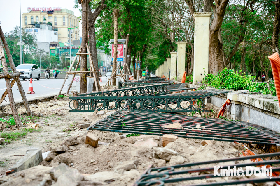 Dự &aacute;n cải tạo bao gồm: ph&aacute; bỏ lớp gạch cũ v&agrave; thay bằng lớp đ&aacute; tự nhi&ecirc;n tr&ecirc;n vỉa h&egrave;; hạ tường r&agrave;o; l&agrave;m hệ thống điện chiếu s&aacute;ng (khoảng c&aacute;ch 180m bố tr&iacute; một cột đa gi&aacute;c bằng th&eacute;p cao 17m, 8 b&oacute;ng c&ocirc;ng suất 200W; 66 cột đ&egrave;n chiếu s&aacute;ng trang tr&iacute; cao 3,5m, th&ecirc;m 66 đ&egrave;n nấm cao 1,2m, c&ocirc;ng suất 20W), cải tạo r&atilde;nh tho&aacute;t nước gi&aacute;p l&ograve;ng đường.