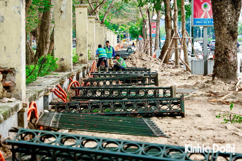 Việc dỡ bỏ h&agrave;ng r&agrave;o kh&ocirc;ng chỉ gi&uacute;p mở rộng diện t&iacute;ch sử dụng của c&ocirc;ng vi&ecirc;n m&agrave; c&ograve;n tạo sự kết nối liền mạch với khu vực xung quanh, đặc biệt l&agrave; tuyến phố đi bộ Trần Nh&acirc;n T&ocirc;ng - hồ Thiền Quang. C&ocirc;ng vi&ecirc;n Thống Nhất kh&ocirc;ng chỉ l&agrave; l&aacute; phổi xanh của TP H&agrave; Nội m&agrave; c&ograve;n trở th&agrave;nh điểm đến kết nối văn h&oacute;a, giải tr&iacute;, g&oacute;p phần n&acirc;ng cao chất lượng sống cho người d&acirc;n Thủ đ&ocirc;.