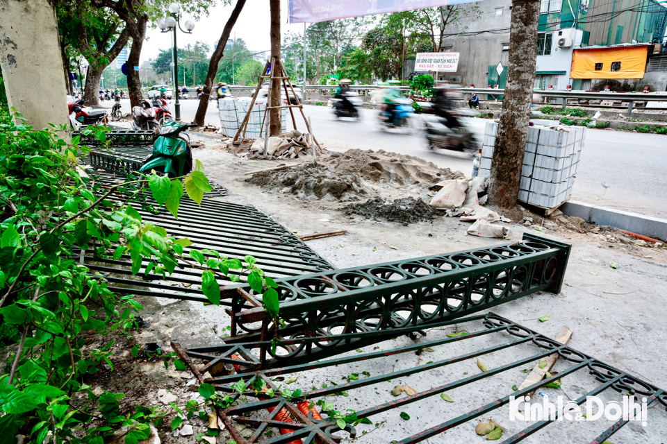 Đơn vị thi c&ocirc;ng đ&atilde; cắt hạ to&agrave;n bộ lớp h&agrave;ng r&agrave;o sắt, ph&aacute; dỡ phần gạch x&acirc;y ch&acirc;n tường v&agrave; phần vỉa h&egrave; ph&iacute;a mặt phố L&ecirc; Duẩn.