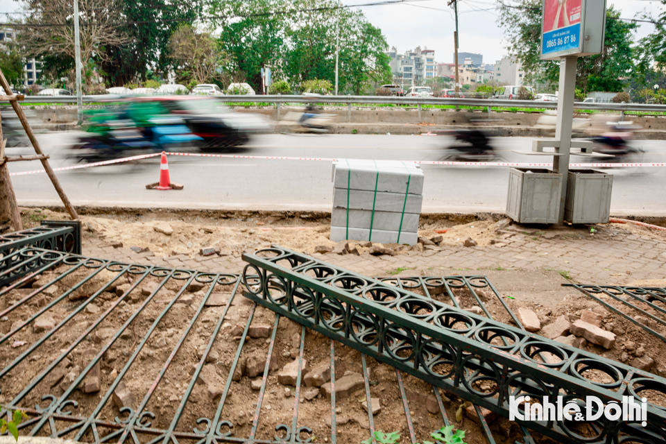 Vừa qua, UBND quận Hai B&agrave; Trưng vừa tổ chức khởi c&ocirc;ng cải tạo, chỉnh trang h&egrave; phố L&ecirc; Duẩn, cổng, h&agrave;ng r&agrave;o c&ocirc;ng vi&ecirc;n Thống Nhất với tổng đầu tư hơn 14 tỷ đồng.