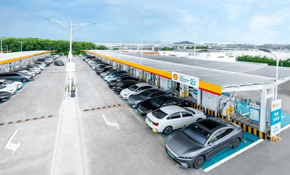 Trạm sạc quy m&ocirc; lớn của BYD tại Thẩm Quyến, Trung Quốc. Ảnh: Arena EV