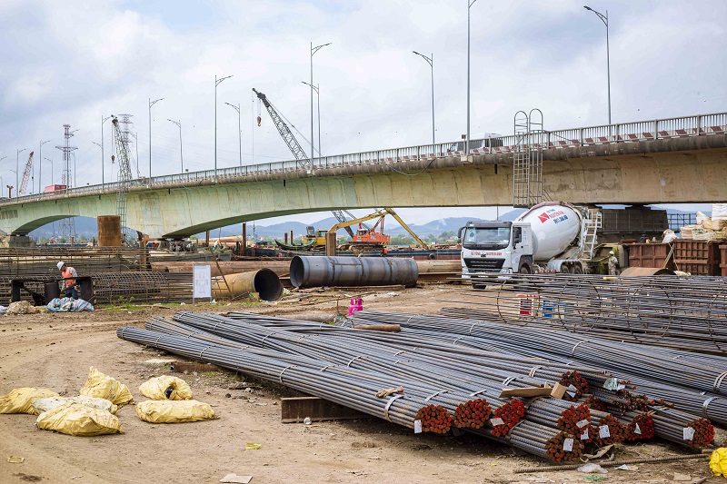 Kỹ sư Nguyễn Thanh Ho&agrave; (C&ocirc;ng ty Đạt Phương) cho biết, tr&ecirc;n c&ocirc;ng trường đang c&oacute; hơn 100 người, gồm c&aacute;c kỹ sư, c&ocirc;ng nh&acirc;n chia th&agrave;nh nhiều mũi thi c&ocirc;ng. D&ugrave; phấn đấu đẩy nhanh tiến độ nhưng an to&agrave;n lao động lu&ocirc;n được ch&uacute; trọng, đặc biệt khi thi c&ocirc;ng tr&ecirc;n cao v&agrave; dưới nước.