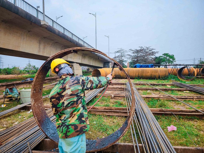 Tại c&ocirc;ng trường, h&agrave;ng loạt thiết bị cơ giới hiện đại như cẩu trục, m&aacute;y khoan, x&agrave; lan, m&aacute;y đầm b&ecirc; t&ocirc;ng&hellip; hoạt động li&ecirc;n tục gi&uacute;p đẩy nhanh tiến độ thi c&ocirc;ng.